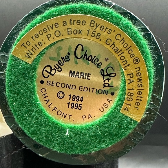 Byers’ Choice Retired Caroler Marie & Book Treasury of Carolers. - Picture 7 of 10